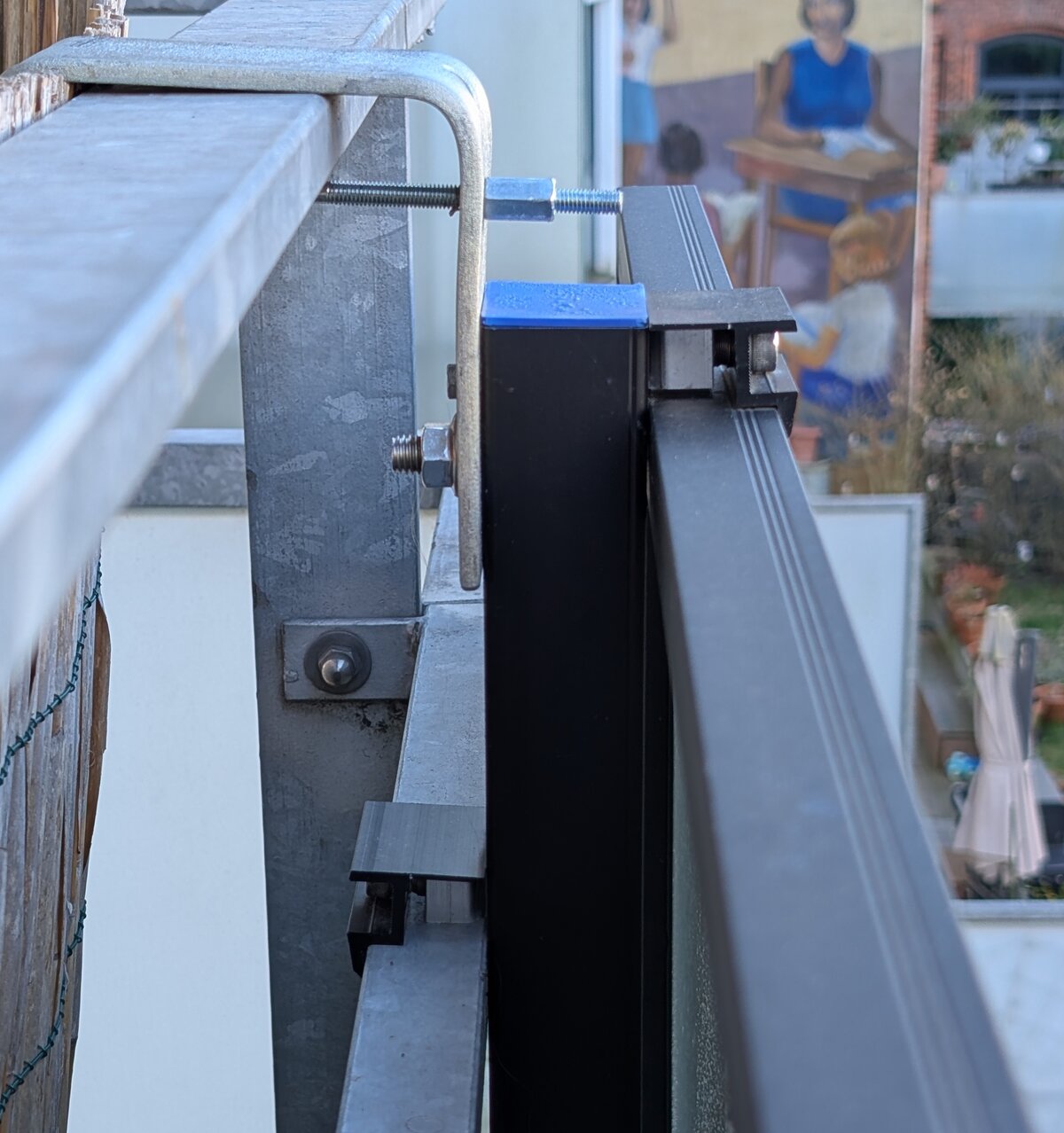 Befestigung oben - Detail der Klemmung