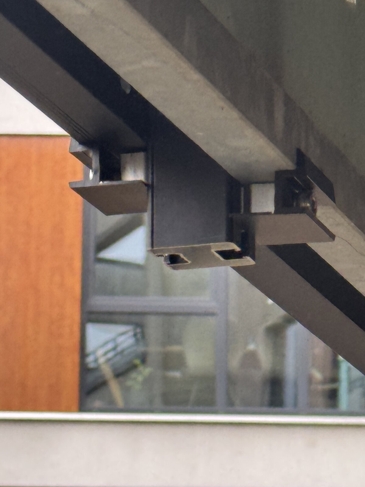 Befestigung unten - Detail der Klemmung